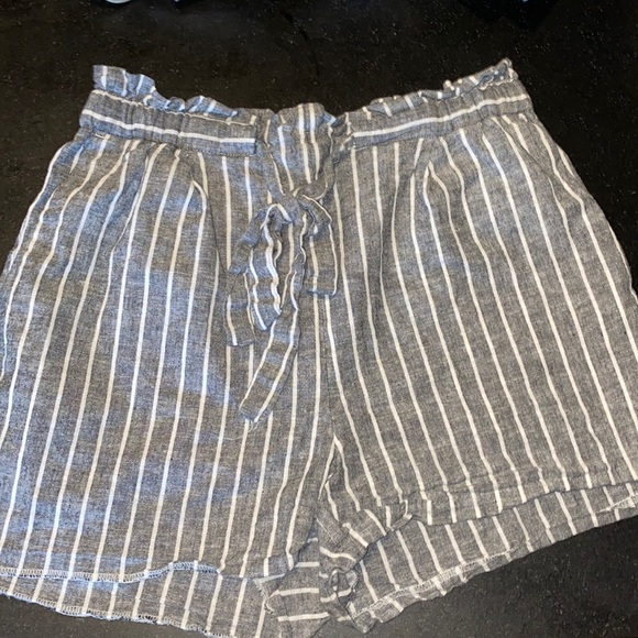 Express Pants - grey and white pinstriped shorts
